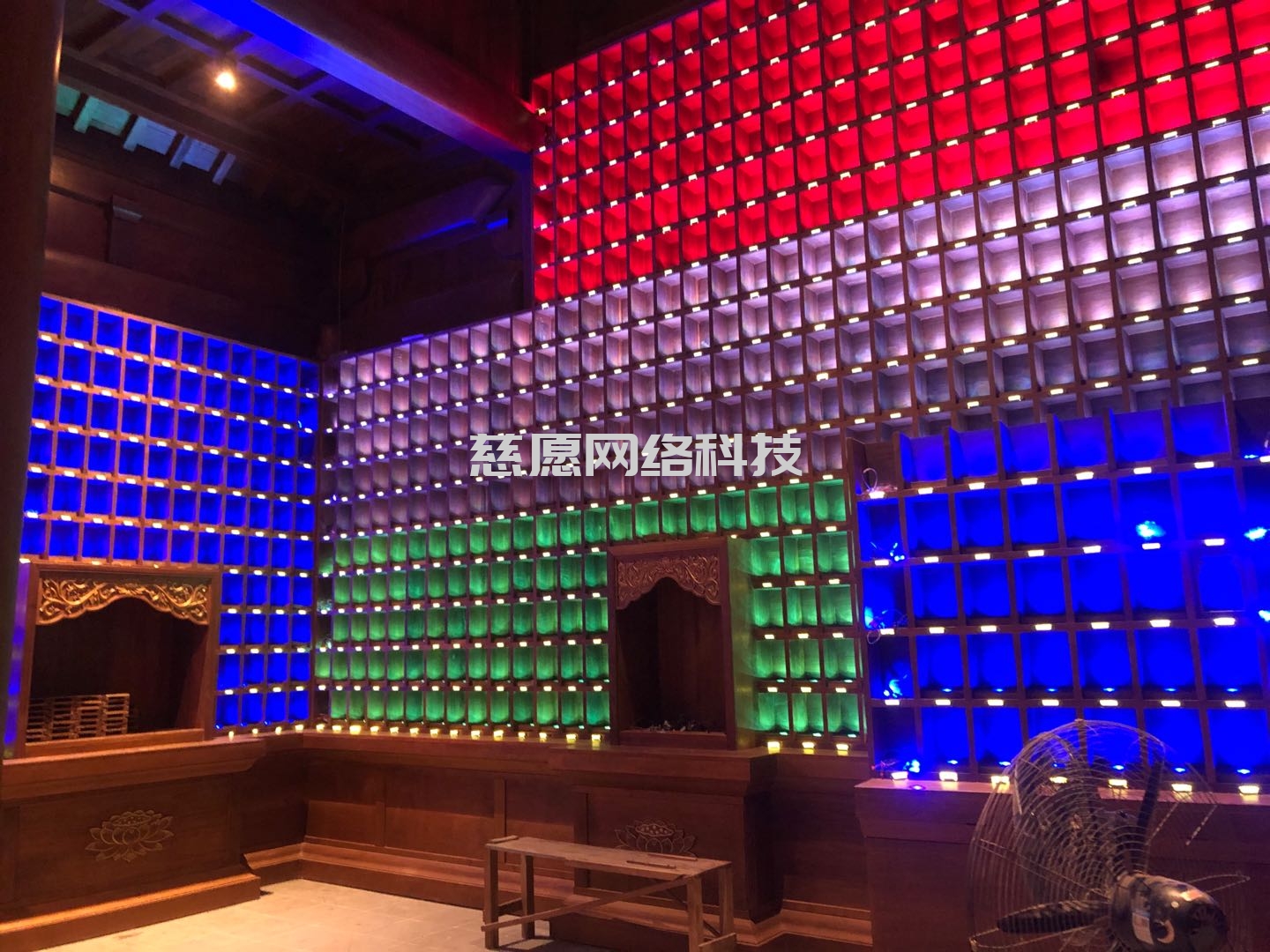 慈愿智能萬佛墻和光明燈為什么要設(shè)計(jì)成32種可變顏色燈板,3種顏色的公示姓名牌? 慈愿智能萬佛墻和光明燈為什么要設(shè)計(jì)成32種可變顏色燈板,3種顏色的公示姓名牌?